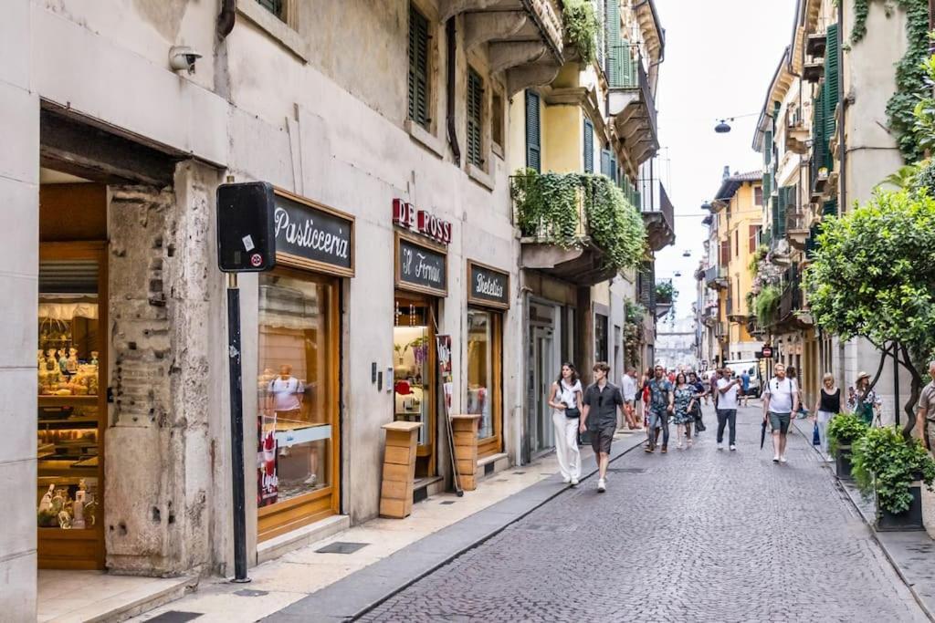 Residenza Angels @Piazzadelleerbe Apartment Verona Bagian luar foto