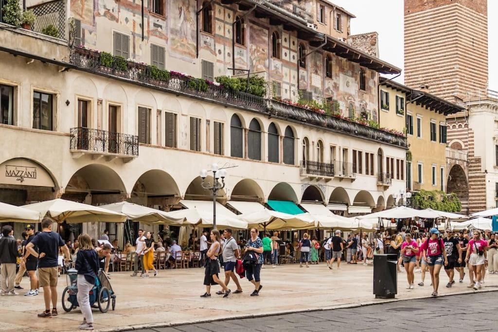 Residenza Angels @Piazzadelleerbe Apartment Verona Bagian luar foto