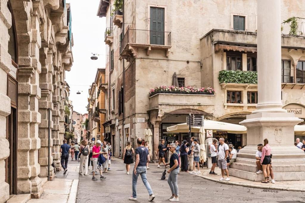 Residenza Angels @Piazzadelleerbe Apartment Verona Bagian luar foto